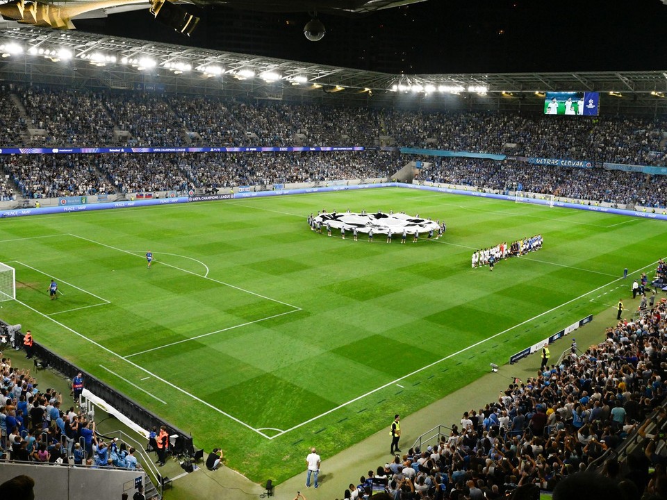 Nástup tímov v zápase ŠK Slovan Bratislava - FC Midtjylland v odvete play-off Ligy majstrov.