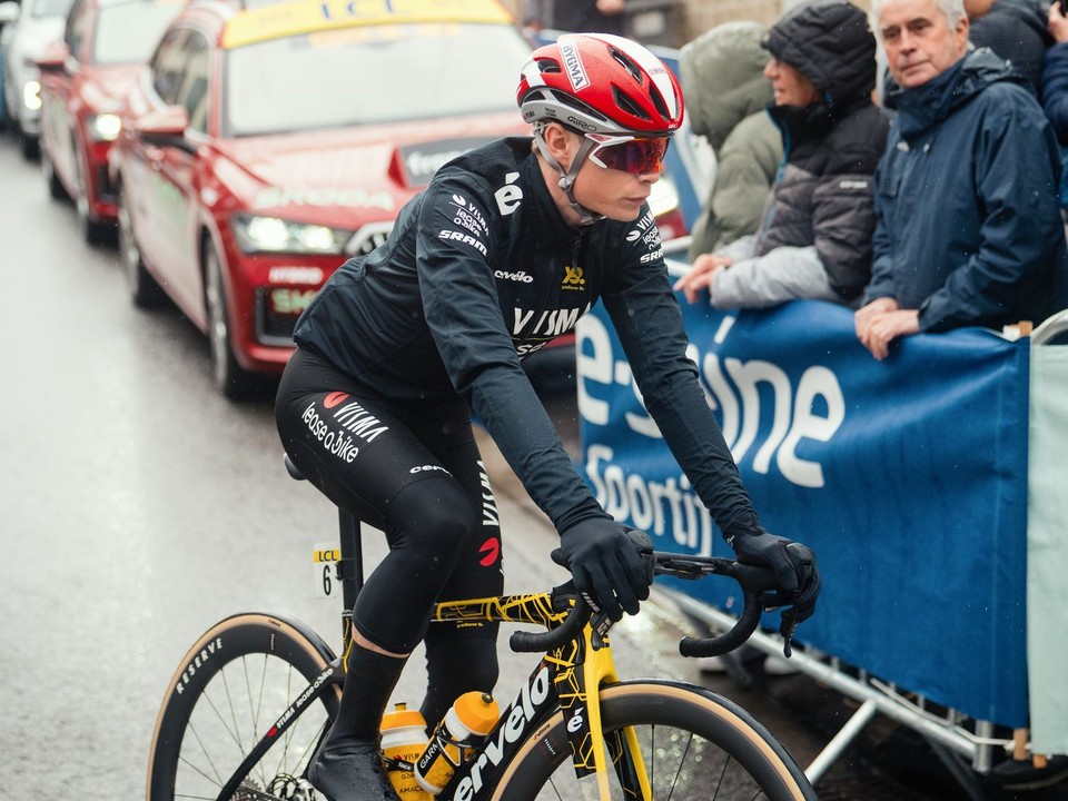 Jonas Vingegaard počas pretekov Paríž - Nice 2025.