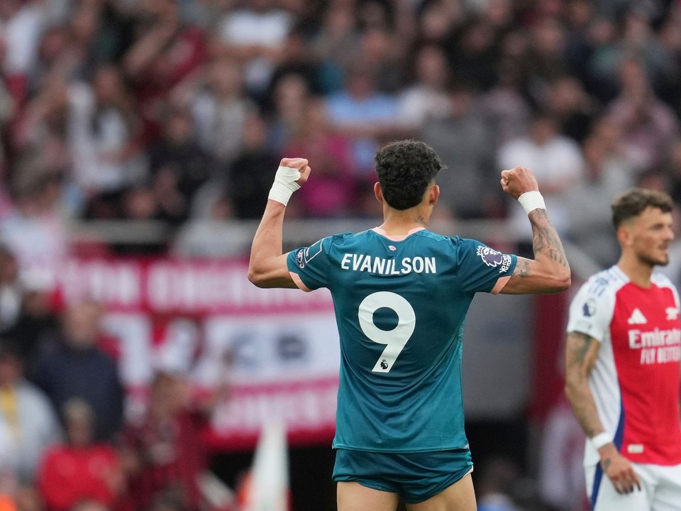 Evanilson oslavuje gól do siete Arsenalu. 