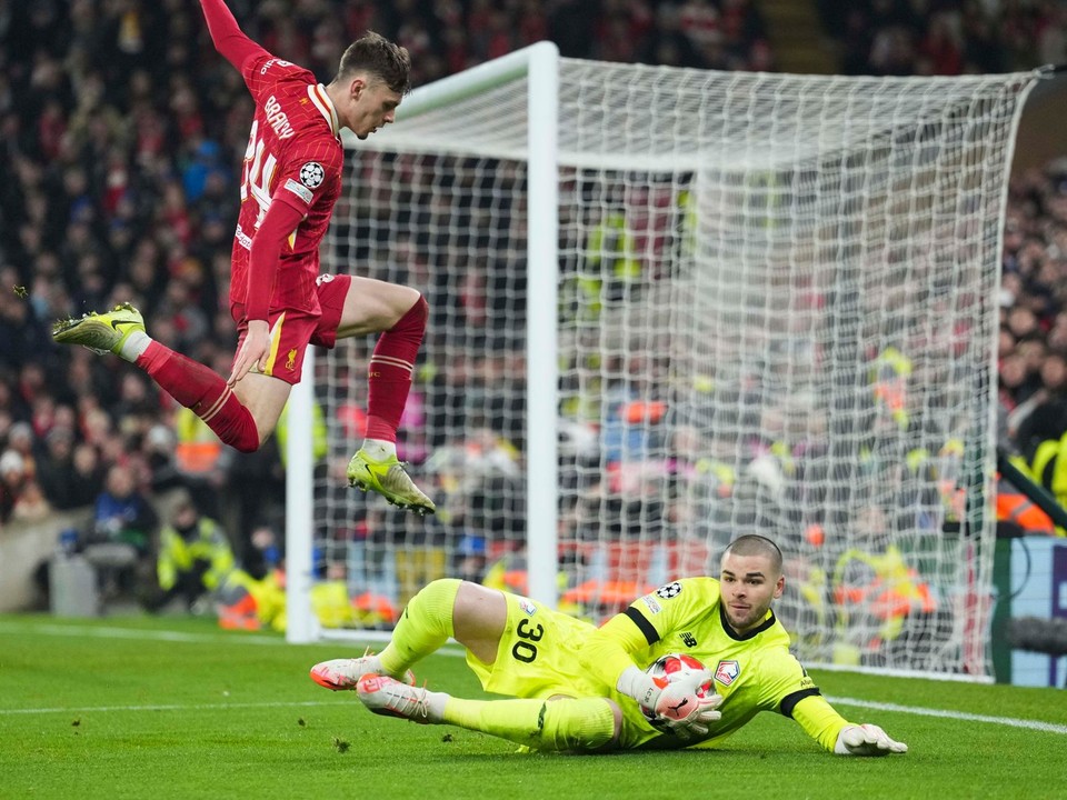 Lucas Chevalier v drese OSC Lille v zápase proti FC Liverpool.
