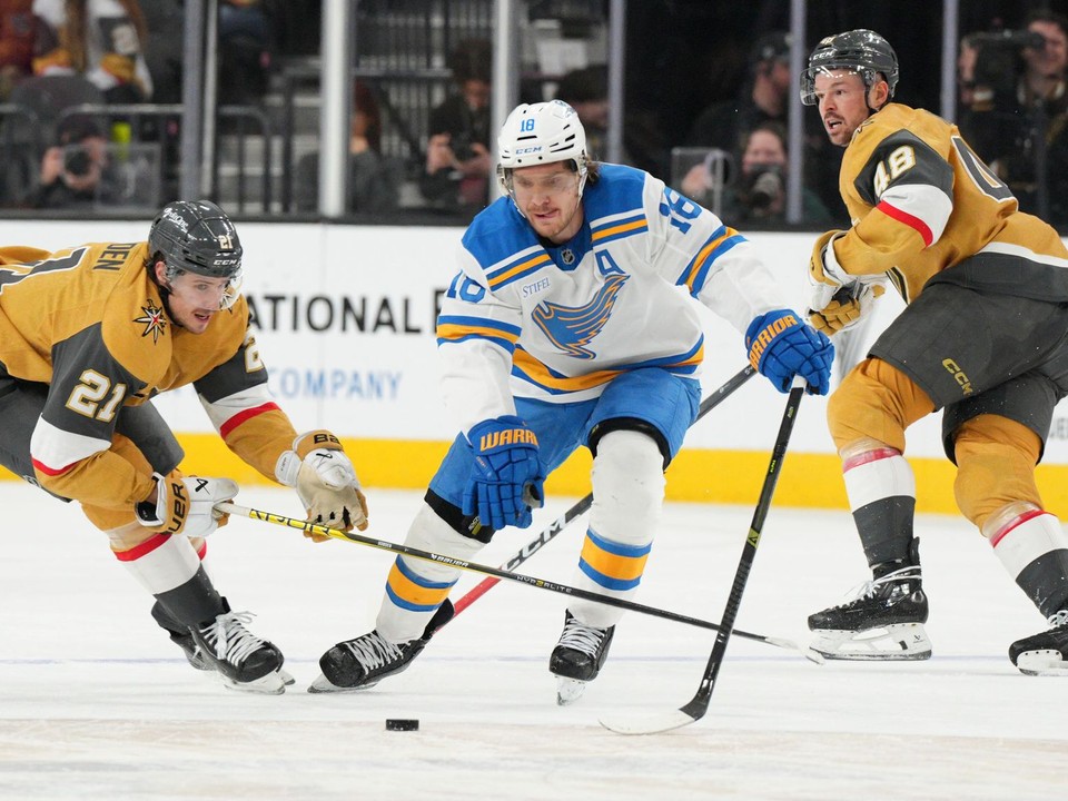 Robert Thomas v zápase proti Vegas Golden Knights.