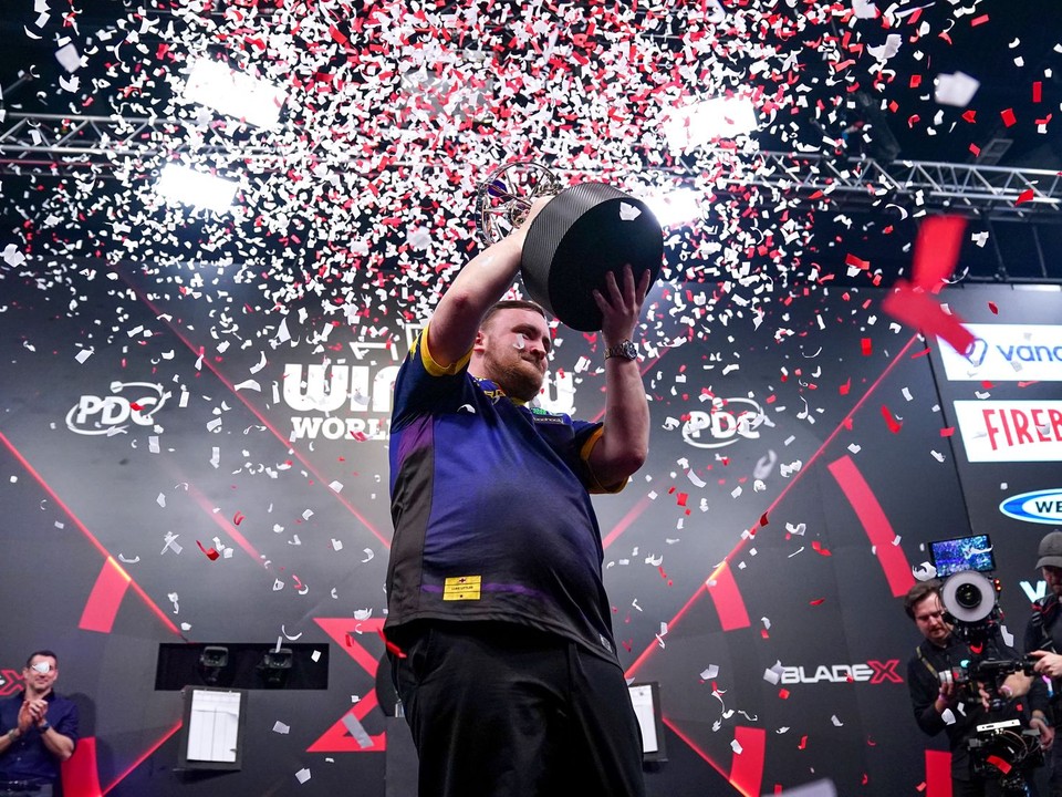 Anglický šípkar Luke Littler sa stal víťazom World Masters 2026.
