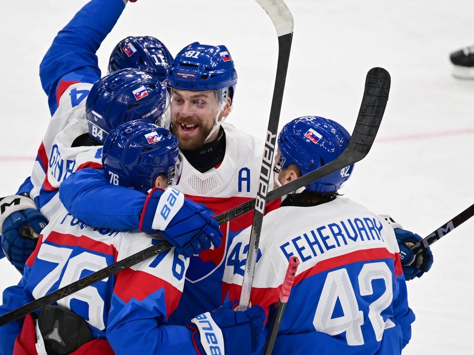 Na snímke slovenskí hokejoví reprezentanti Martin Fehérváry (42), Erik Černák (81) a Martin Pospíšil (76) sa tešia z úvodného gólu, ktorý strelil Pavol Regenda vo štvrťfinálovom dueli Slovensko - Nemecko na ZOH 2026.