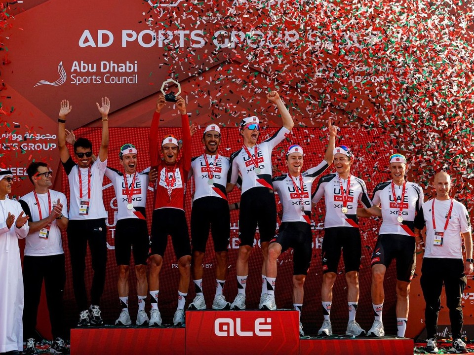 Radosť jazdcov UAE Team Emirates po triumfe na okolo UAE.