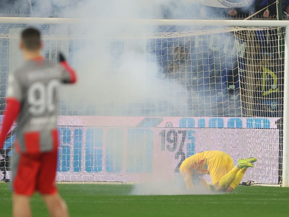Fanúšikovia hádžu svetlice na brankára Cremonese Emila Audera v zápase 23. kola talianskej Serie A .