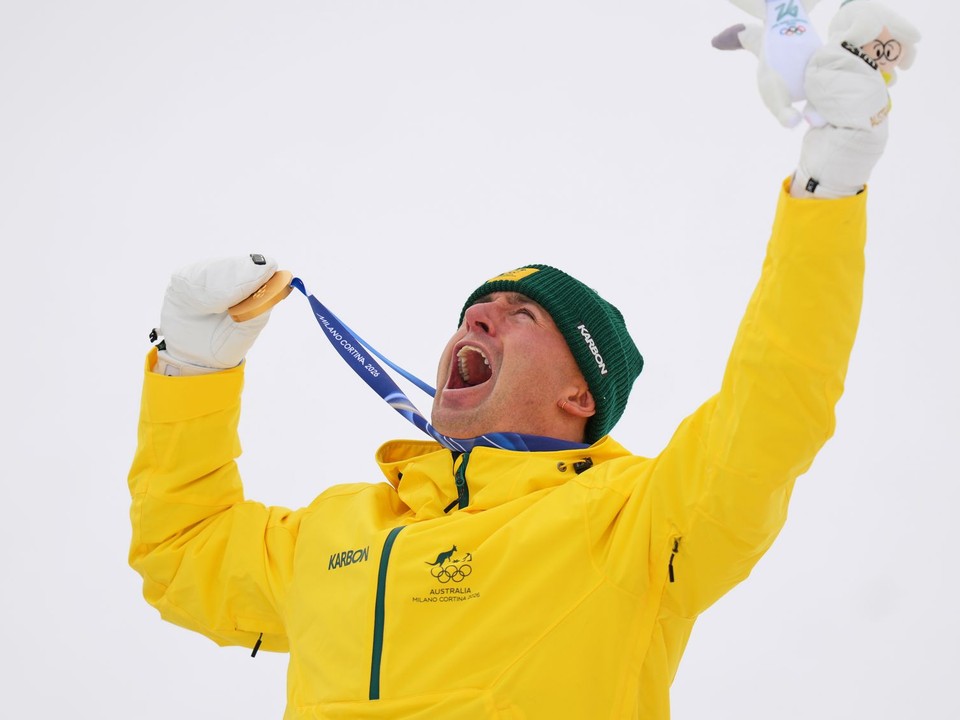 Austrálsky akrobatický lyžiar Cooper Woods sa stal olympijským šampiónom v disciplíne moguls.