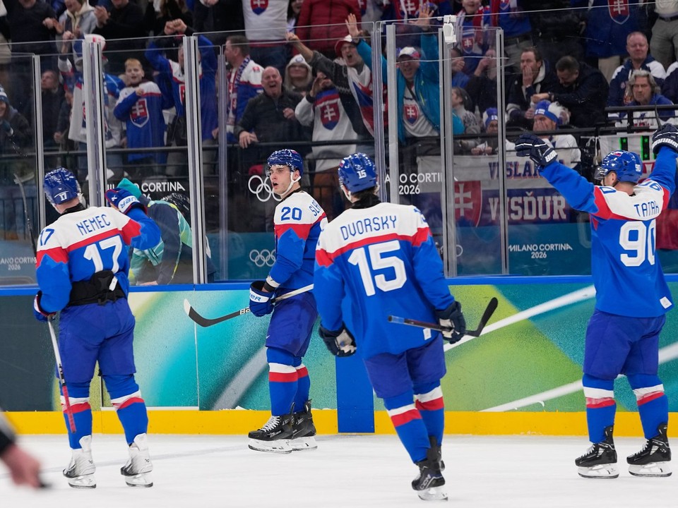 Juraj Slafkovský oslavuje gól so spoluhráčmi na ZOH 2026 v Miláne. 