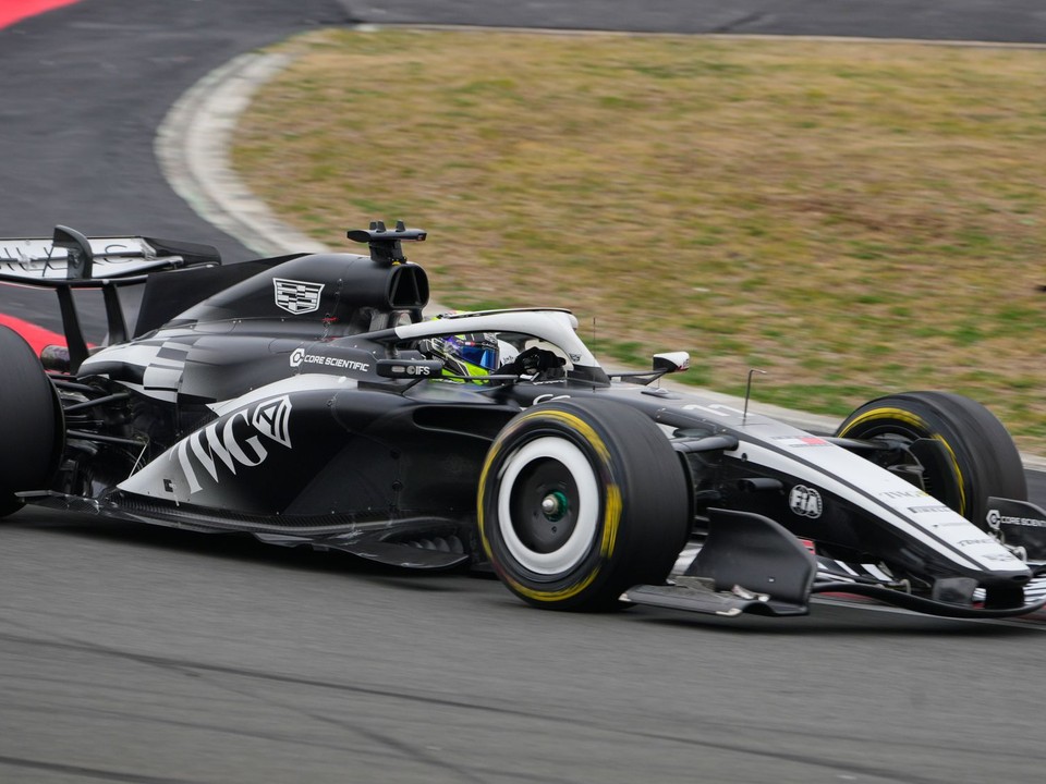 Sergio Perez v monoposte Cadillacu.