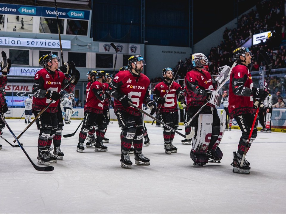 Oslavujúci hráči HC Sparta Praha.