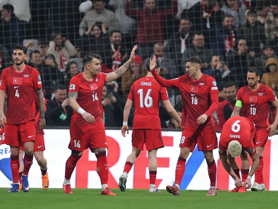 Futbalisti Turecka oslavujú gól.