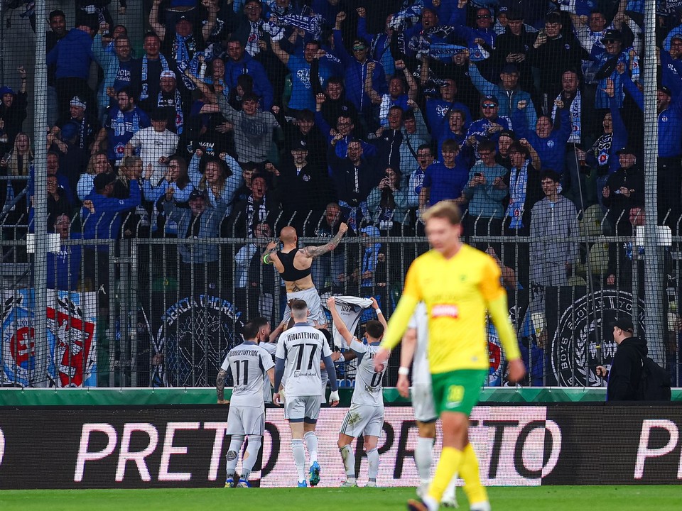 Na snímke hráči a fanúšikovia Slovana Bratislava sa radujú z gólu v zápase 6. kola nadstavbovej časti futbalovej Niké ligy v skupine o titul medzi MŠK Žilina - ŠK Slovan Bratislava.