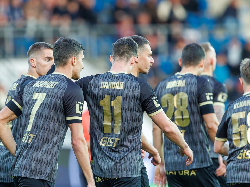 Jakub Uhrinčať (vľavo) v drese HC Hradec Králové