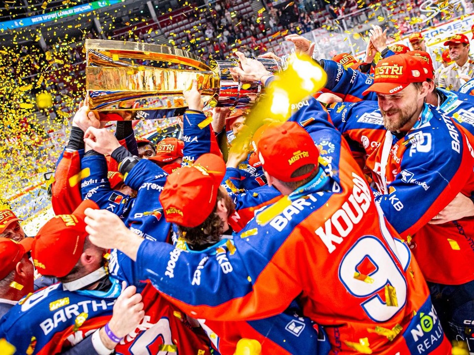 Radosť hokejistov Dynama Pardubice po výhre Masarykovho pohára. 