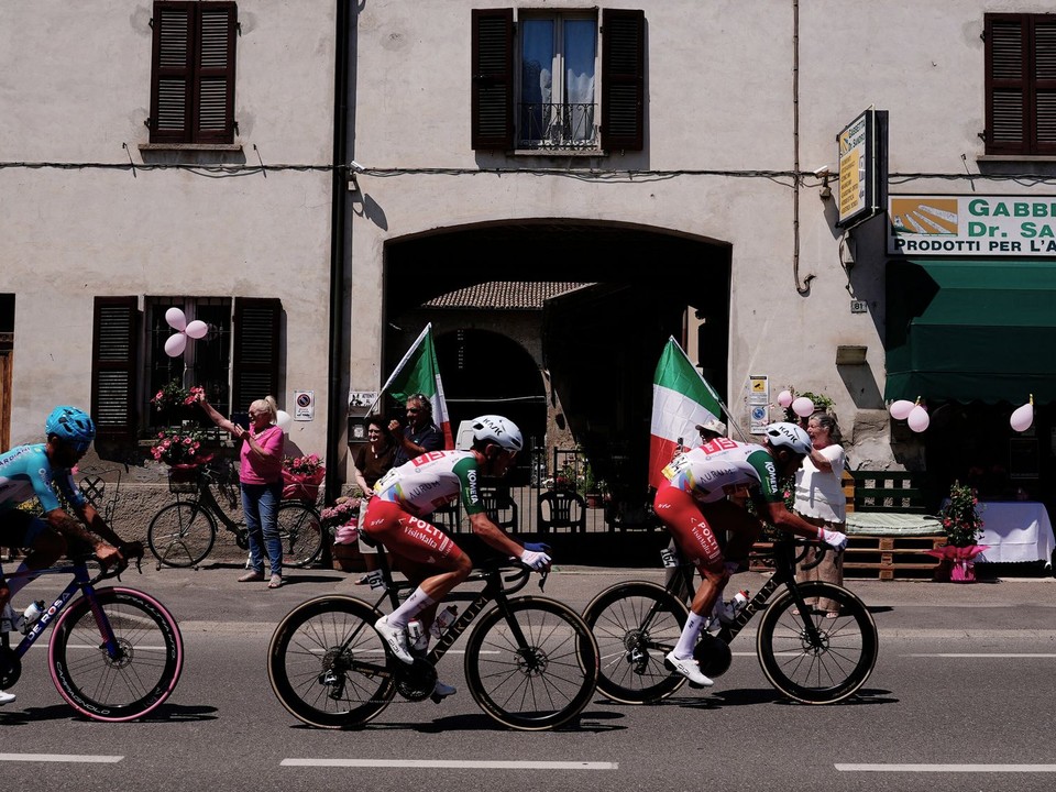 Cyklisti počas 15. etapy na Giro d'Italia 2026. 