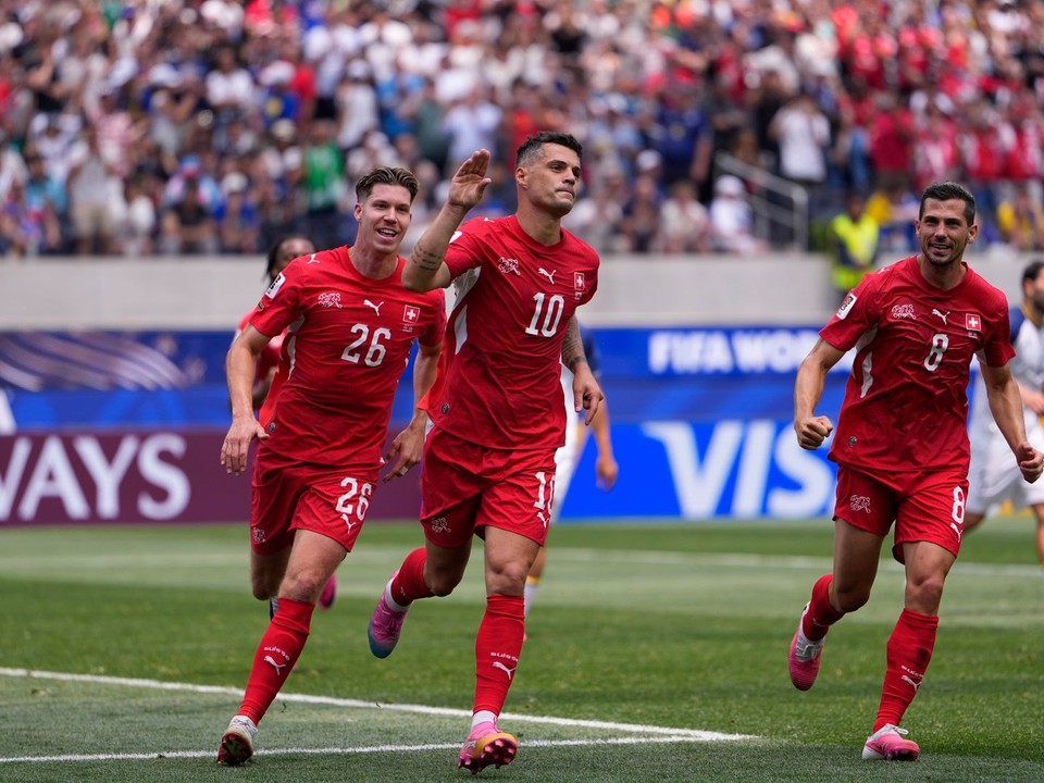 Granit Xhaka (v strede)