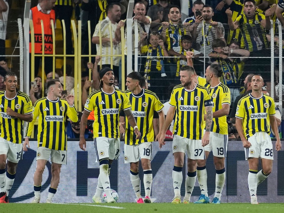 Na snímke slovenský futbalista a kapitán Fenerbahce Milan Škriniar  so spoluhráčmi.