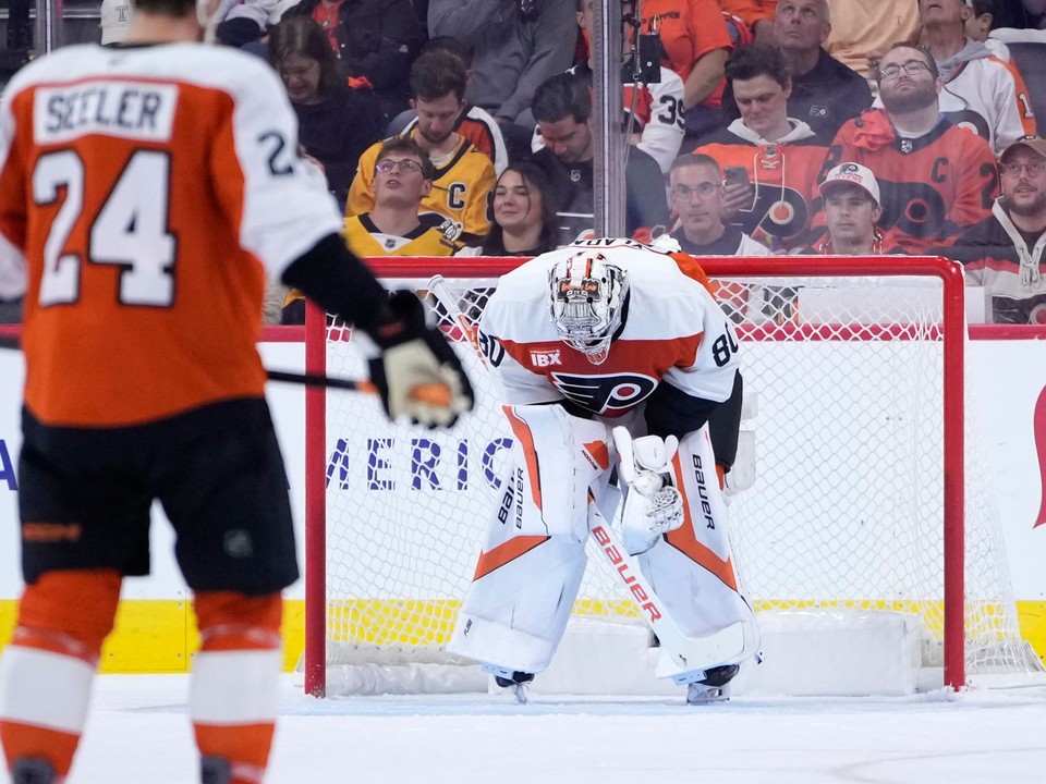 Dan Vladar počas zápasu NHL Philadelphia Flyers - Pittsburgh Penguins.
