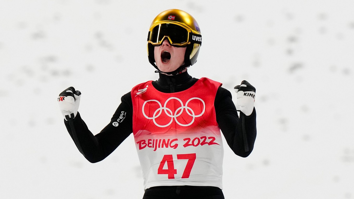 Marius Lindvik získal zlato na ZOH 2022 v Pekingu.