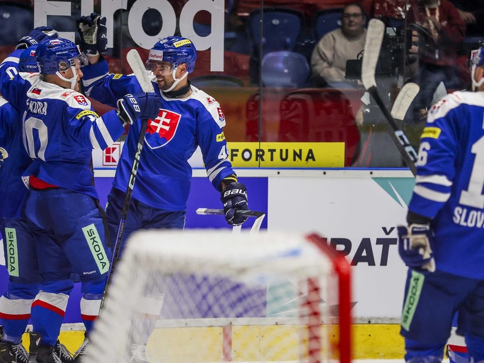 Slovenskí hokejisti sa tešia po strelenom góle v prípravnom zápase Slovensko - Francúzsko pred MS v hokeji 2025.