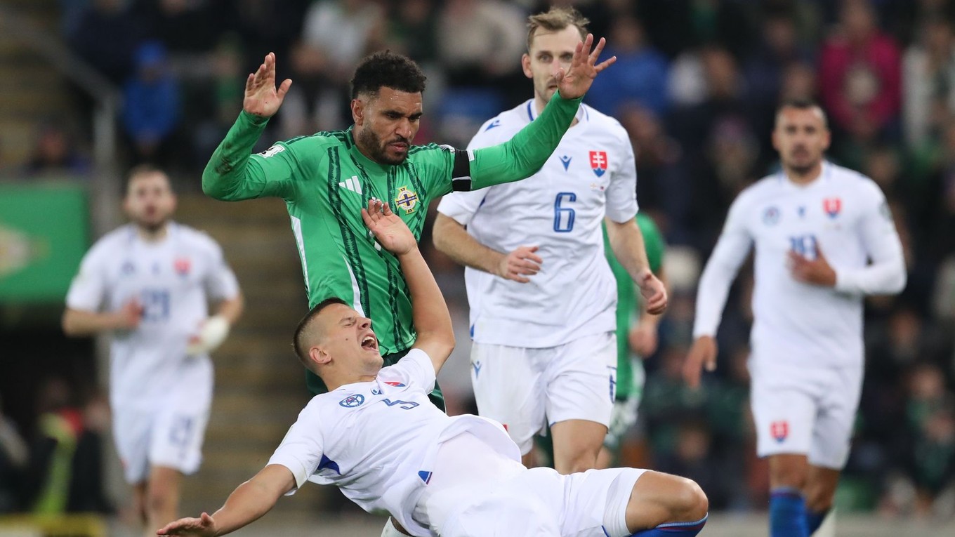 Futbalisti Slovenska a Severného Írska.
