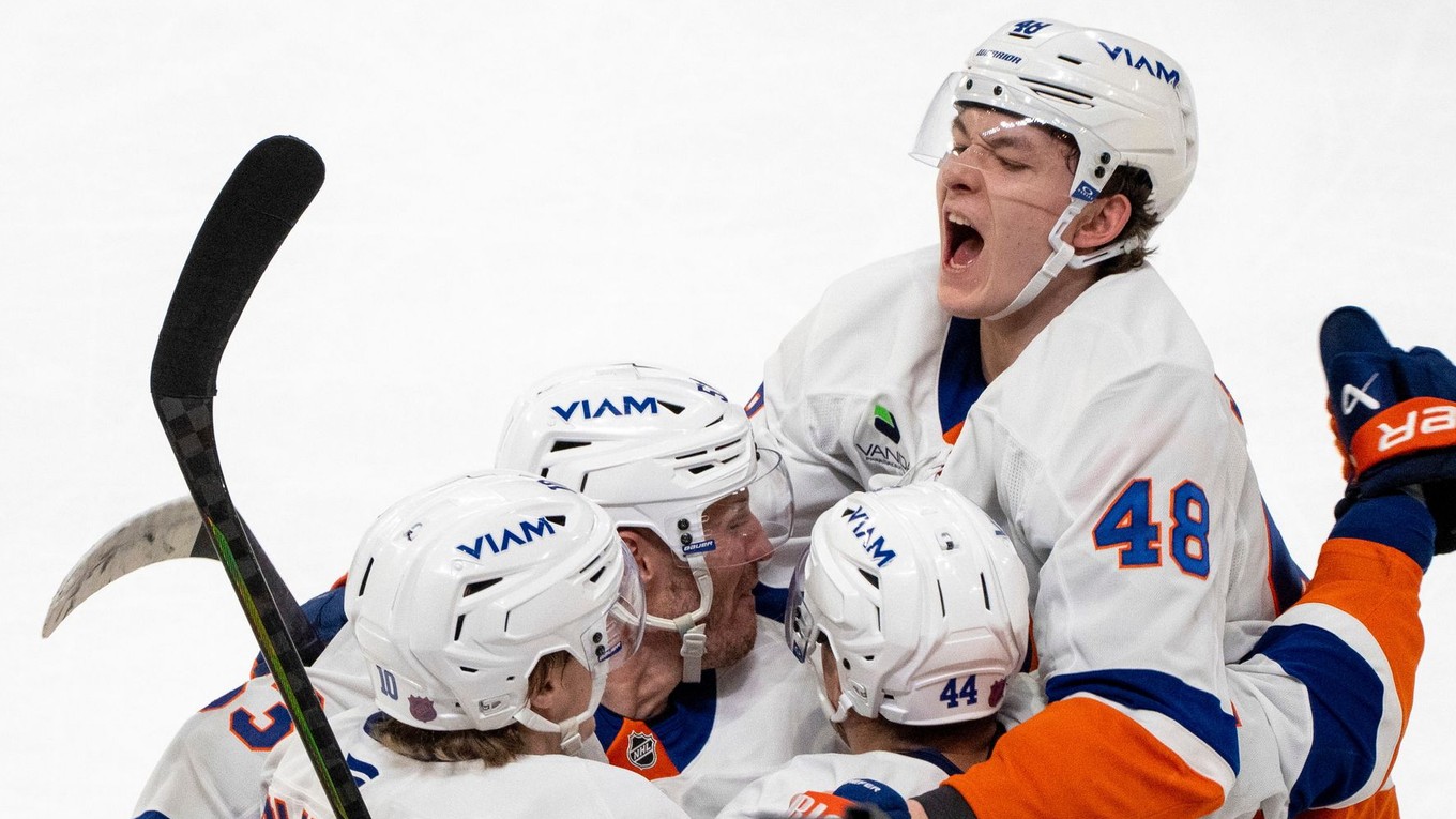Hráči New York Islanders oslavujú gól.