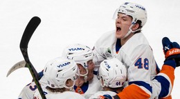 Hráči New York Islanders oslavujú gól.