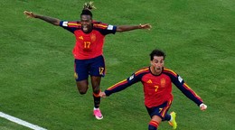 Španielsky hráč Ferran Torres (7) sa teší z gólu v predĺžení.