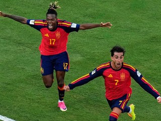Španielsky hráč Ferran Torres (7) sa teší z gólu v predĺžení.