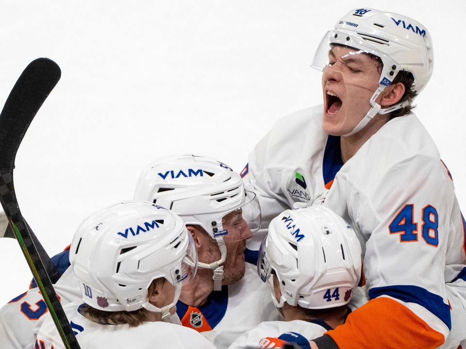 Hráči New York Islanders oslavujú gól.
