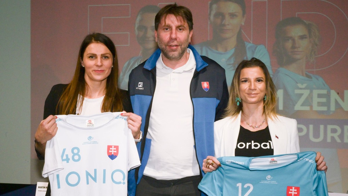 Tréner Michal Jedlička, vpravo kapitánka tímu Katarína Klapitová a vľavo Michaela Šponiarová.