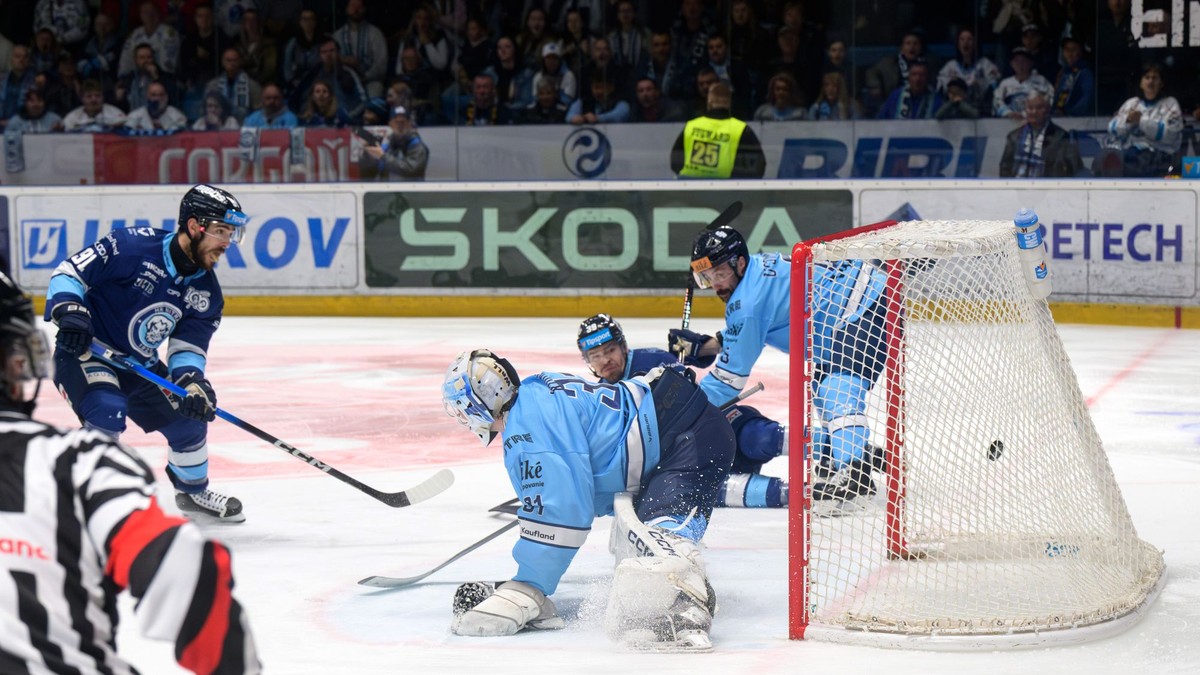 Zľava Robert Jackson (Nitra) dáva gól cez brankára Henryho Kiviaho (Bratislava).