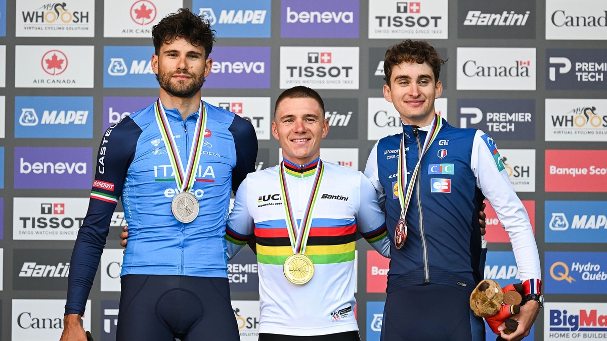 Belgický pretekár Remco Evenepoel (uprostred) na pódiu po zisku štvrtého titulu v časovke na MS v cyklistie. Na druhom mieste skončil Talian Filippo Ganna (vľavo) a tretie miesto si vybojoval Francúz Paul Seixas. 