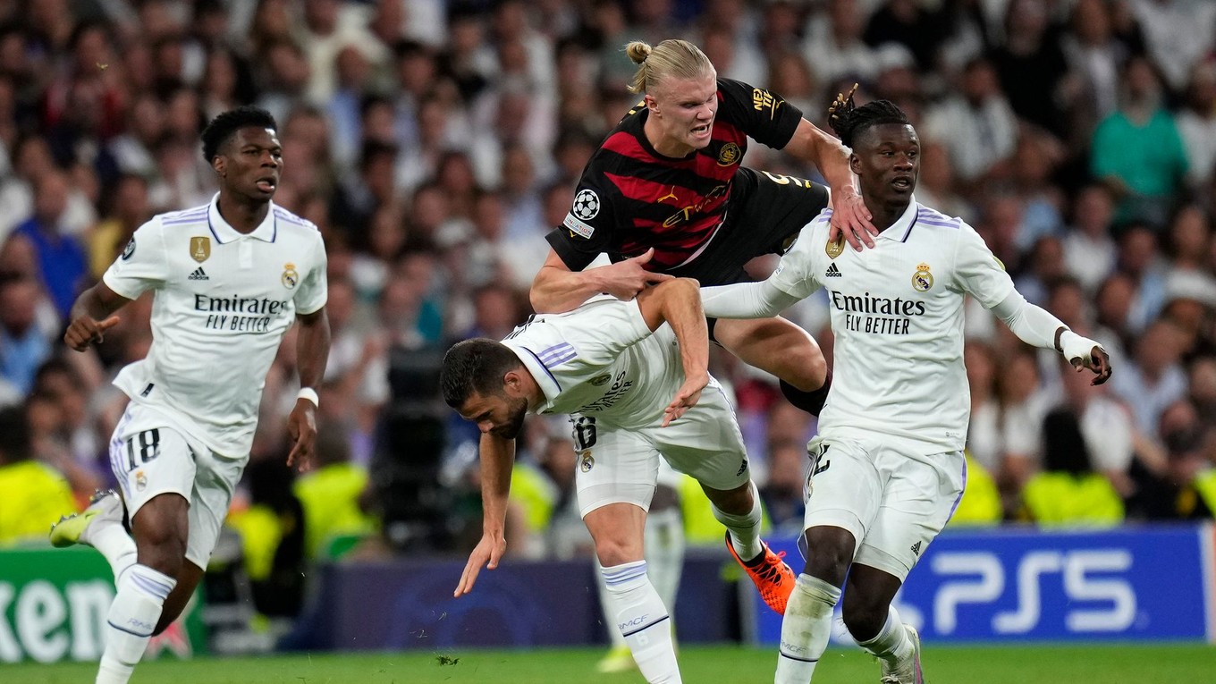 Erling Haaland v súboji proti obrancom Realu Madrid.