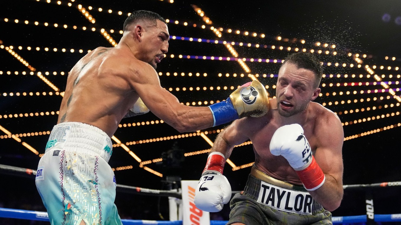 Momentka z boxerského zápasu Teofimo Lopez - Josh Taylor.