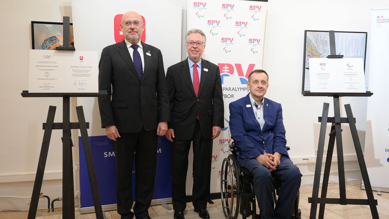 Prezident Slovenského olympijského výboru (SOV) Anton Siekel, veľvyslanec Francúzska na Slovensku Pascal Le Deunff a predseda Slovenského paralympijského výboru (SPV) Ján Riapoš  po slávnostnom podpise prihlášok Slovenska na OH a PH 2024 vo Francúzskom inštitúte.