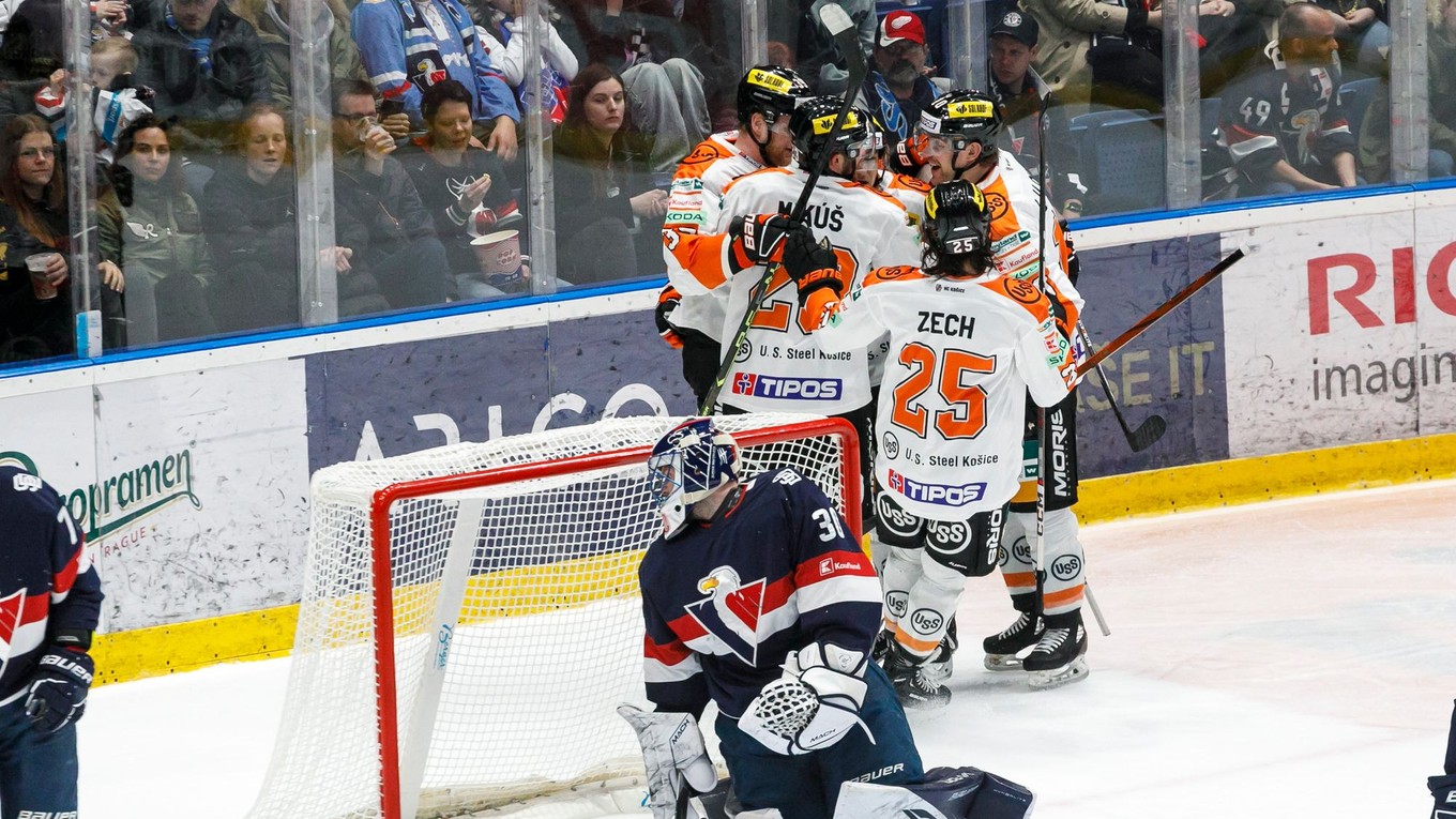 Hosťujúci hráči Košíc sa tešia po strelení gólu počas štvrtého zápasu štvrťfinále play off hokejovej Tipos extraligy HC Slovan Bratislava - HC Košice.
