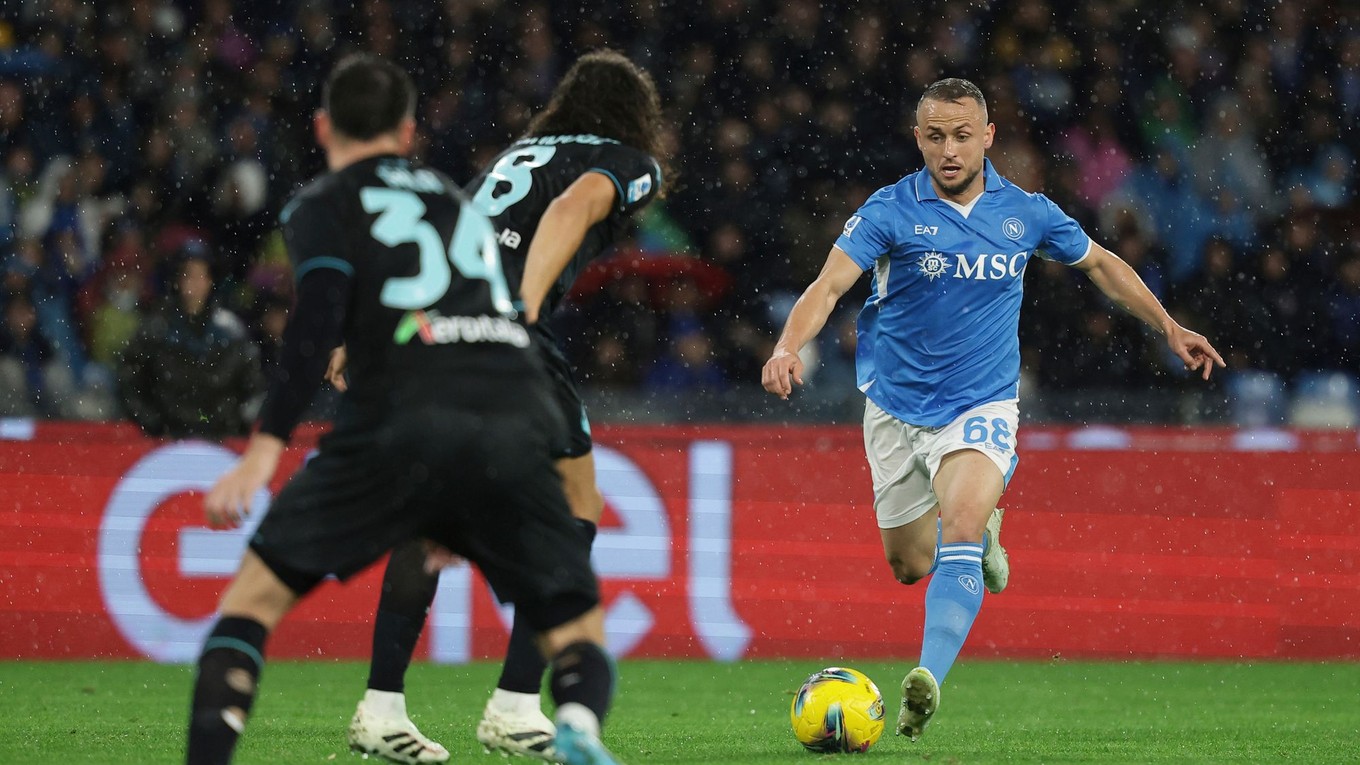 Stanislav Lobotka (vpravo) v zápase SSC Neapol - Lazio Rím v 15. kole Serie A.