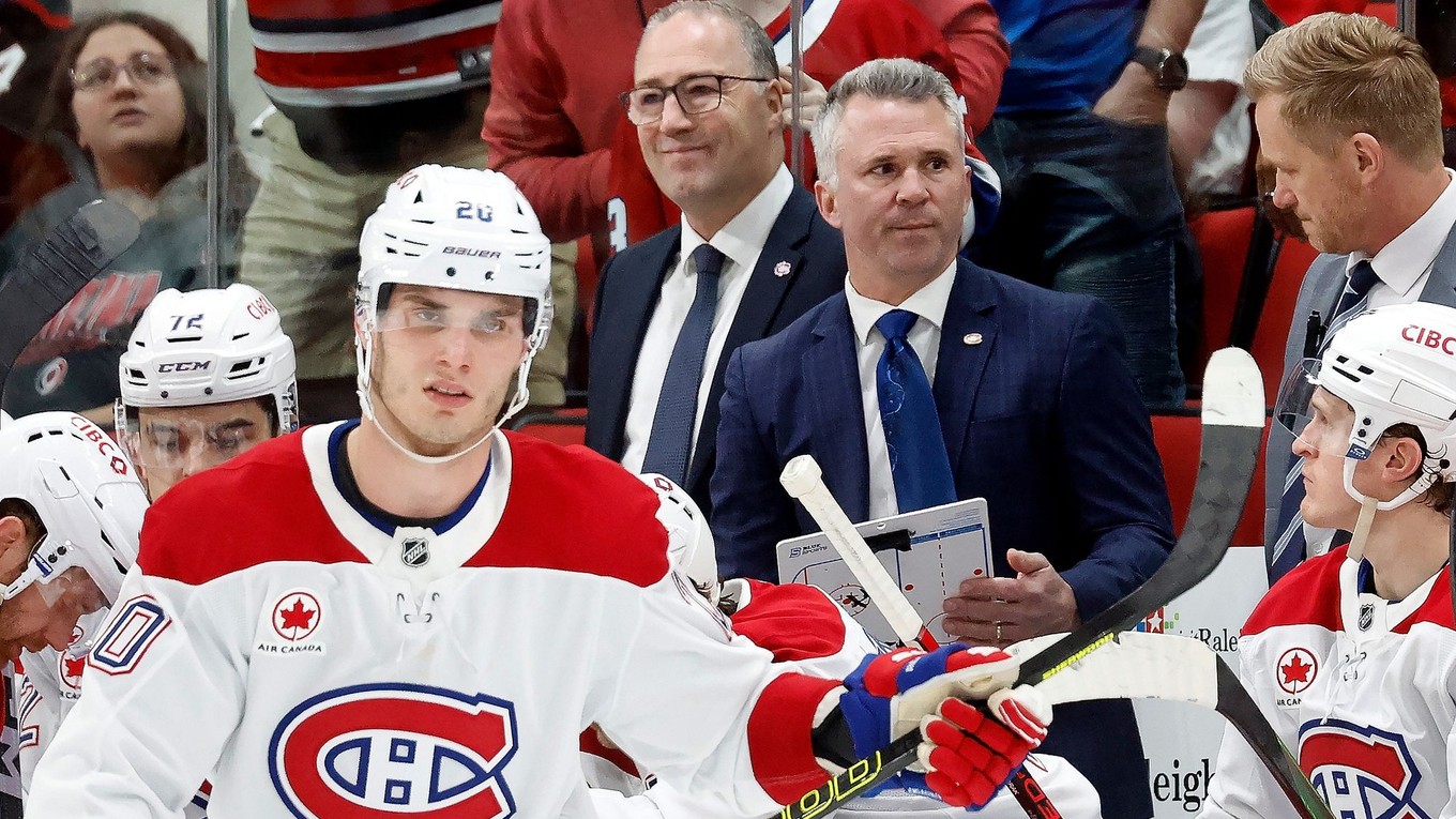 Juraj Slafkovský v drese Montreal Canadiens. V pozadí tréner Martin St. Louis.