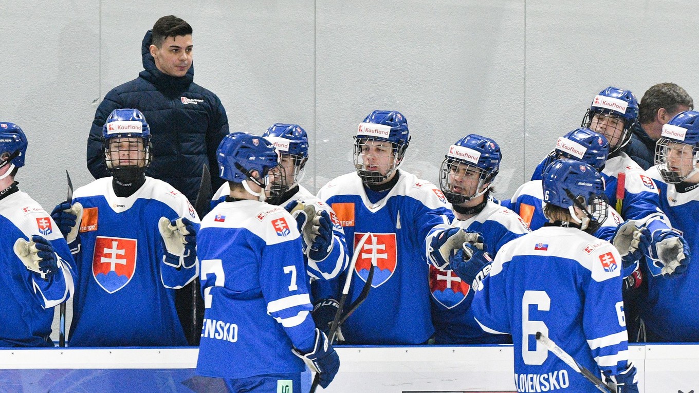 Hlavný tréner slovenskej hokejovej reprezentácie 18 Martin Dendis a hráči.