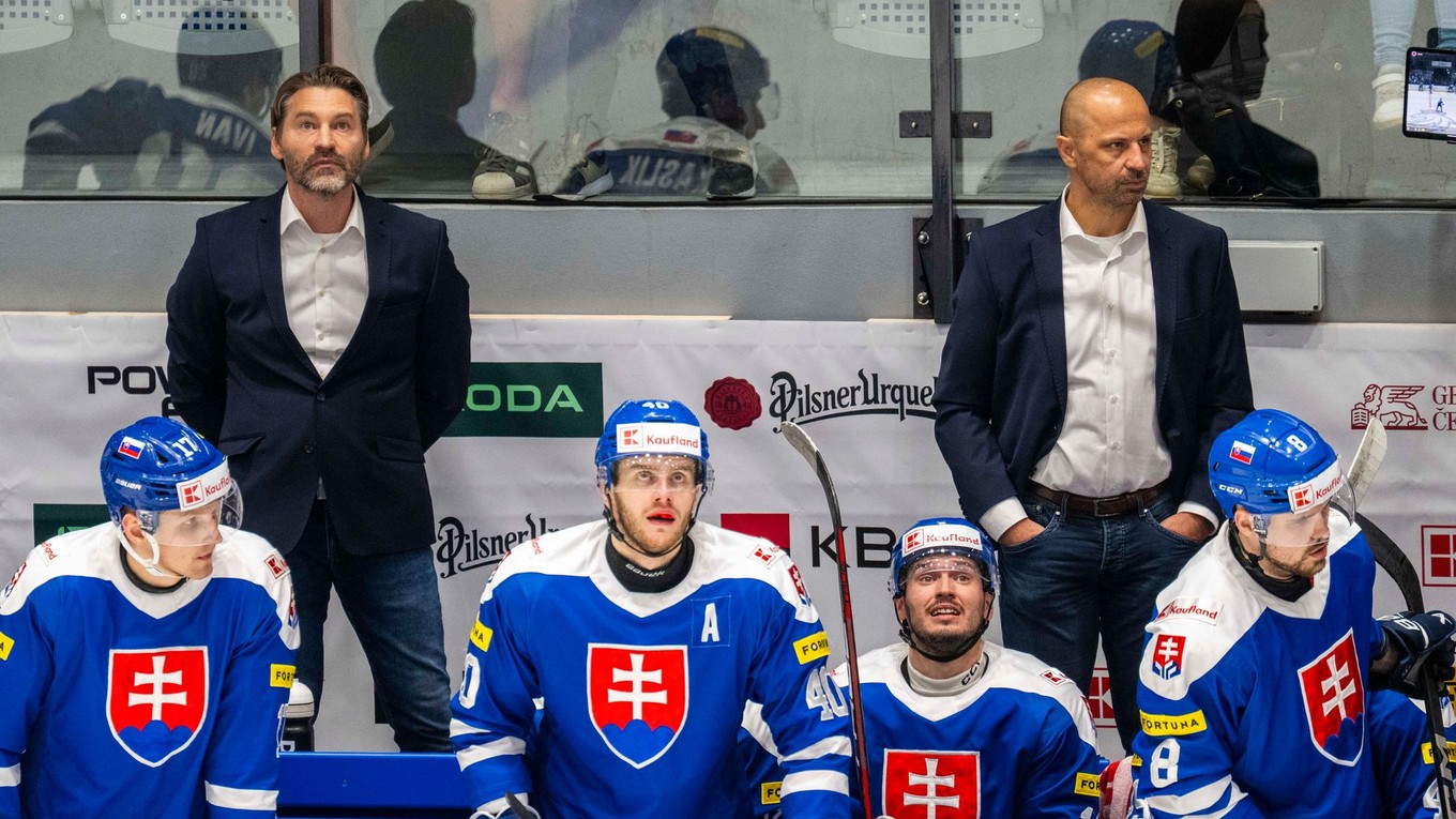 Vladimír Országh (v pozadí vľavo), jeho asistent Ján Pardavý (v pozadí vpravo), ich zverenci Matej Kašlík (vľavo), Miloš Roman (druhý zľava) a Maxim Čajkovič (vpravo).
