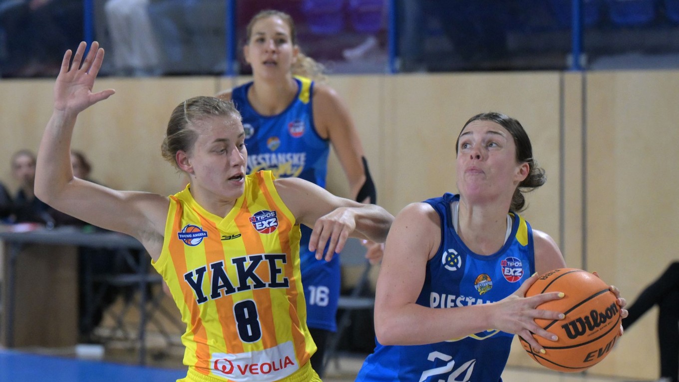 Zľava Ľudmila Fleischerová (Young Angels Košice) a Evita Hermnjardová (Piešťanské Čajky) 