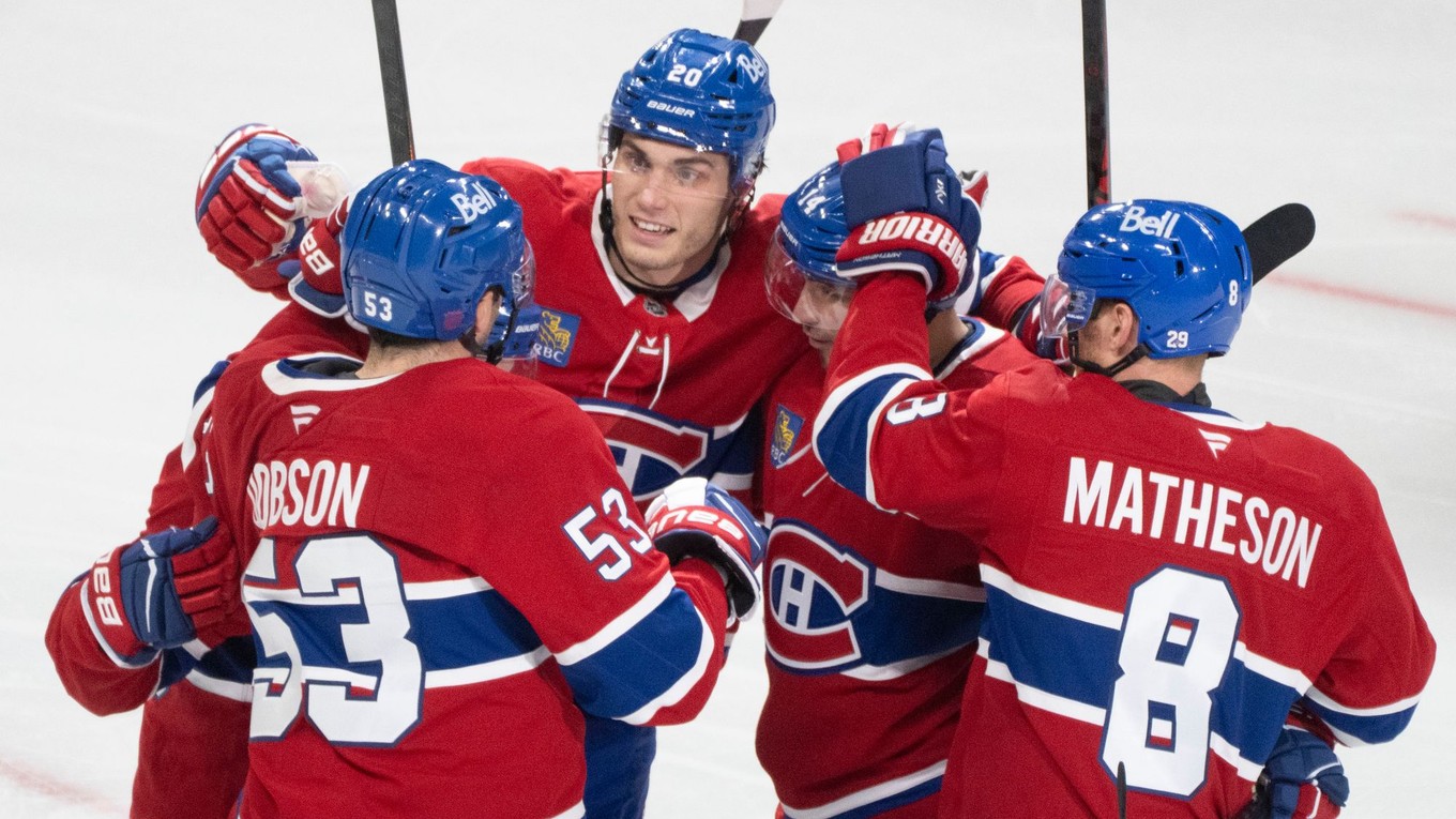 Hokejisti Montrealu sa radujú z gólu, medzi nimi aj Juraj Slafkovský. 