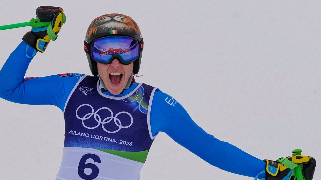 Talianska lyžiarka Federica Brignoneová reaguje v cieli super-G žien na zimných olympijských hrách v Cortine d'Ampezzo