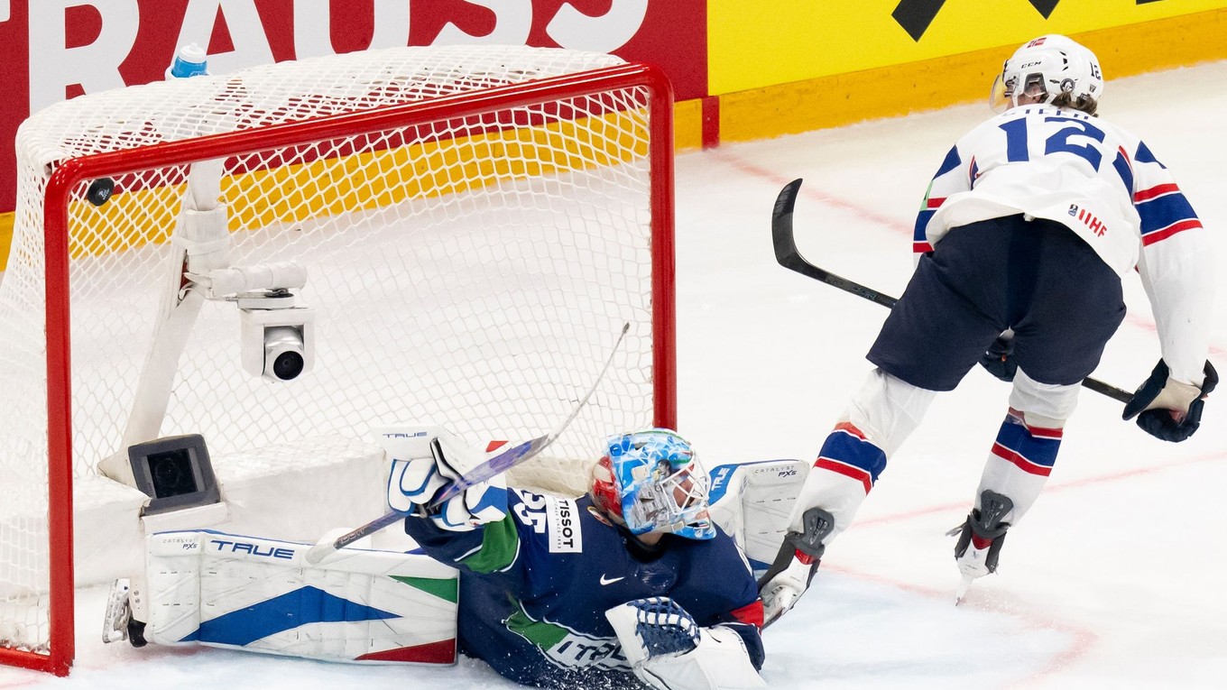Noah Steen strieľa gól v zápase Taliansko - Nórsko na MS v hokeji 2026. 