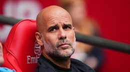 Tréner Pep Guardiola na lavičke Manchestru City.