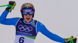 Talianska lyžiarka Federica Brignoneová reaguje v cieli super-G žien na zimných olympijských hrách v Cortine d'Ampezzo