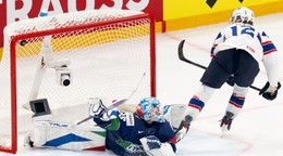 Noah Steen strieľa gól v zápase Taliansko - Nórsko na MS v hokeji 2026. 