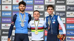 Belgický pretekár Remco Evenepoel (uprostred) na pódiu po zisku štvrtého titulu v časovke na MS v cyklistie. Na druhom mieste skončil Talian Filippo Ganna (vľavo) a tretie miesto si vybojoval Francúz Paul Seixas.