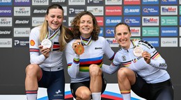 Zľava, Zoe Bäckstedtová, Marlen Reusserová a Franziska Kochová po časovke na MS 2026.