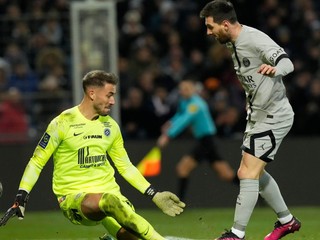 Lionel Messi strieľa gól v zápase PSG proti Montpellier.